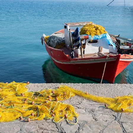 בית נופש Little Karafillias Chalki House *