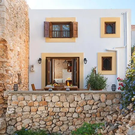 בית נופש Little Karafillias Chalki House האלקי