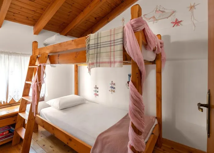 בית נופש Little Karafillias Chalki House האלקי