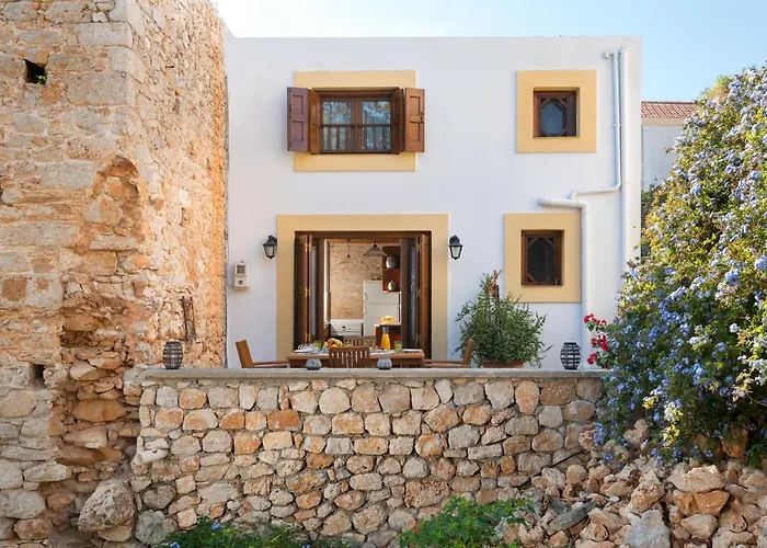 בית נופש Little Karafillias Chalki House האלקי